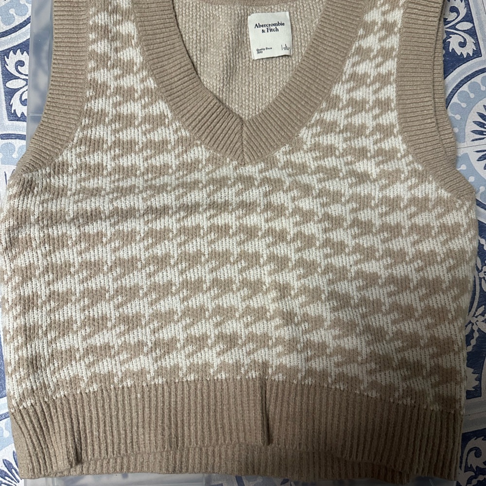 ABERCROMBIE & FITCH Women’s Sweater Vest. Size Large.